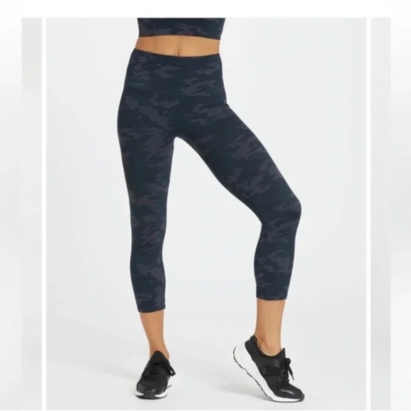 SPANX Look At Me Now Seamless Cropped Leggings Camo Black Size Large - Picture 3 of 8